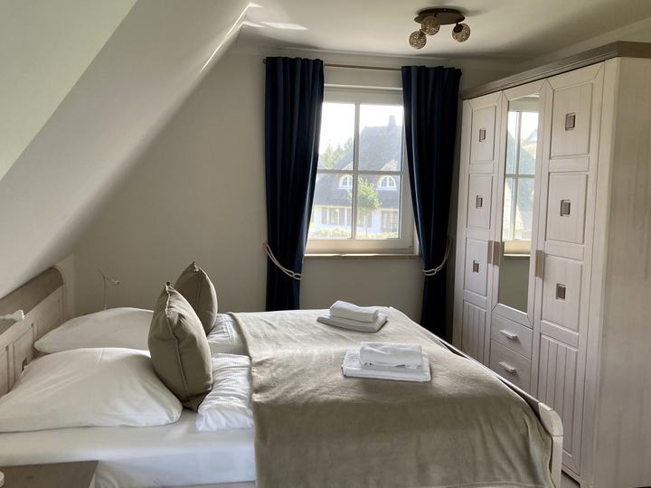 Schlafzimmer mit Doppelbett