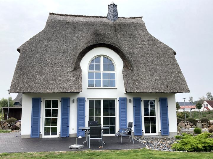 Gartenseite mit Terrasse