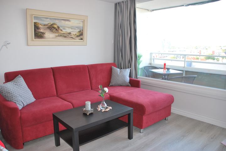 Sofa mit Ottomane, dahinter die Loggia