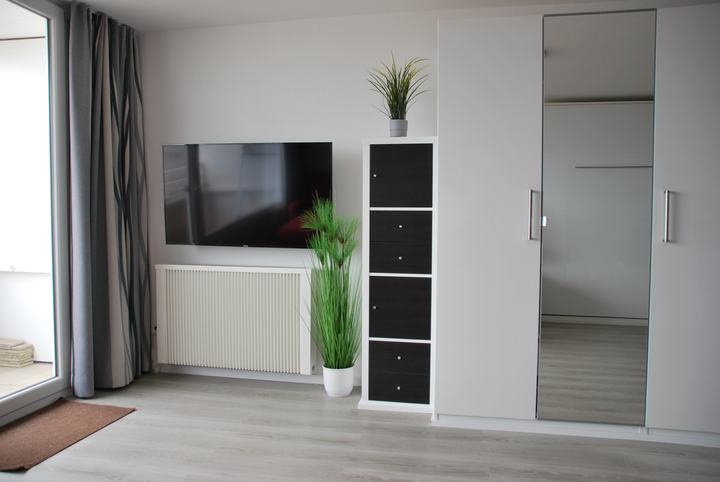 Flachbild-TV und Kleiderschrank